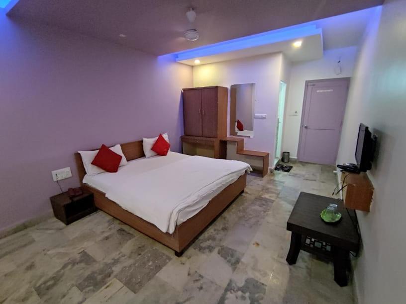 Hotel Krishna Pārdi Buitenkant foto