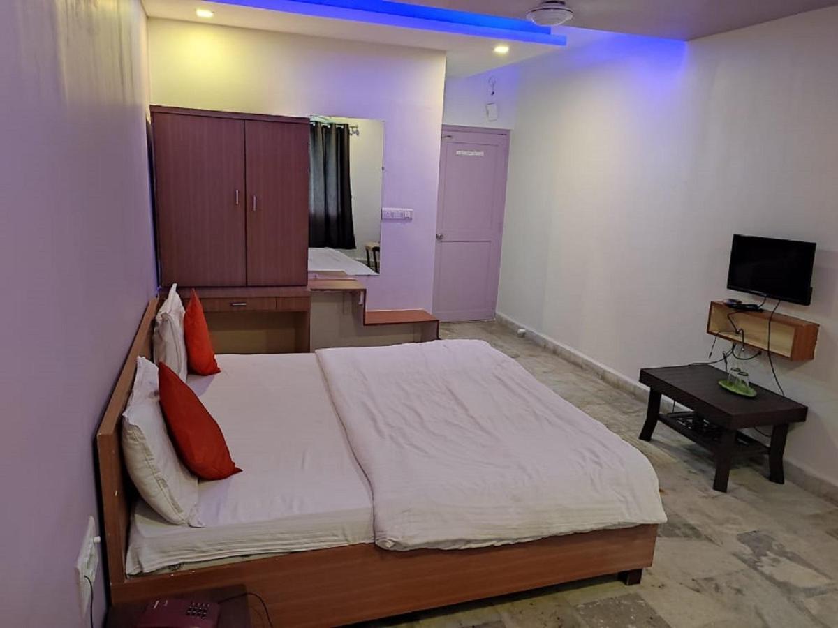 Hotel Krishna Pārdi Buitenkant foto