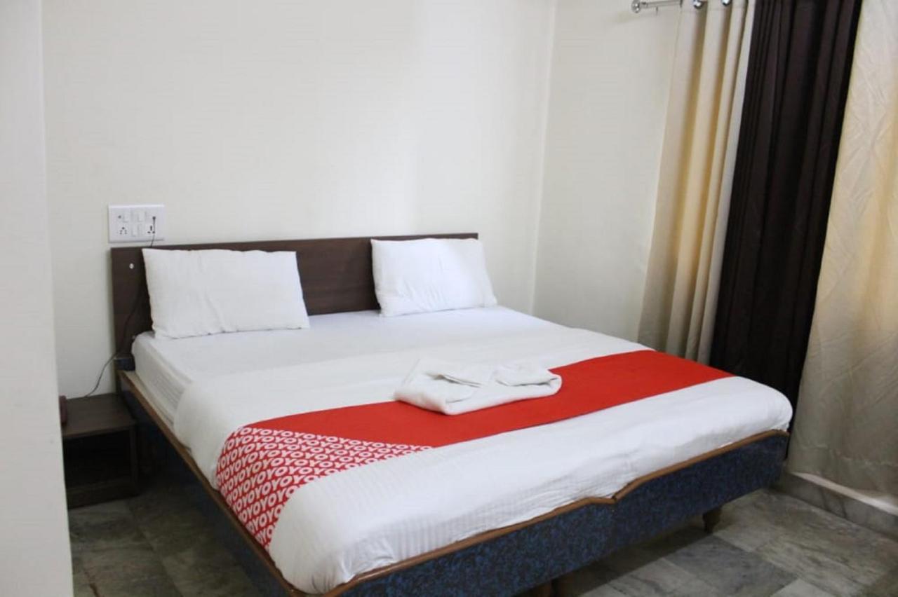 Hotel Krishna Pārdi Buitenkant foto