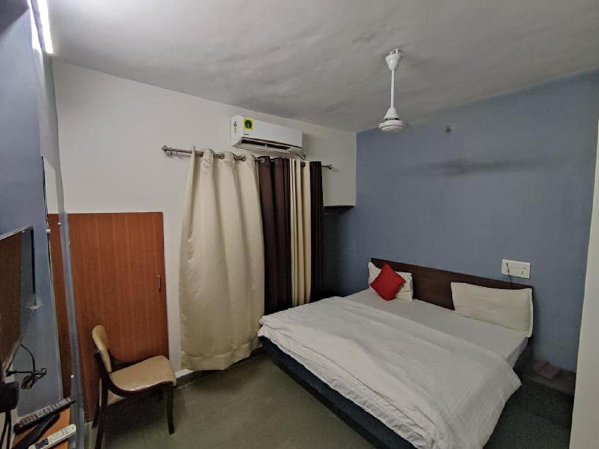 Hotel Krishna Pārdi Buitenkant foto