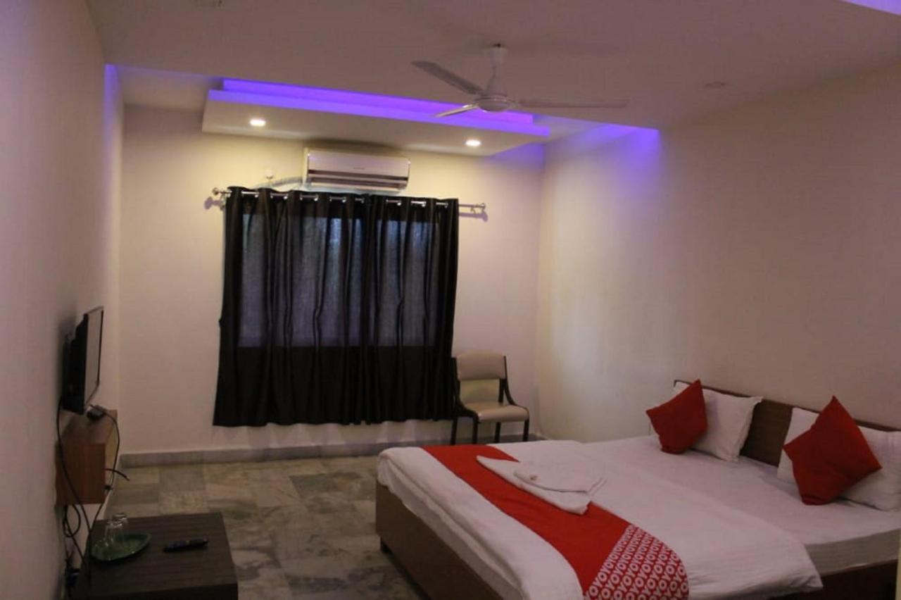 Hotel Krishna Pārdi Buitenkant foto