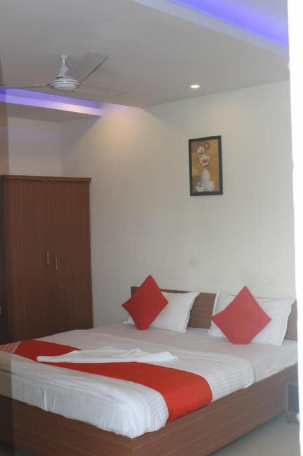 Hotel Krishna Pārdi Buitenkant foto