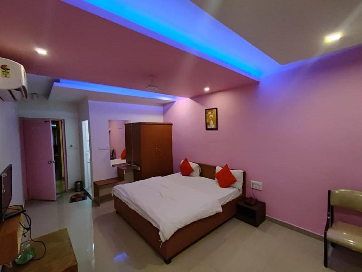 Hotel Krishna Pārdi Buitenkant foto